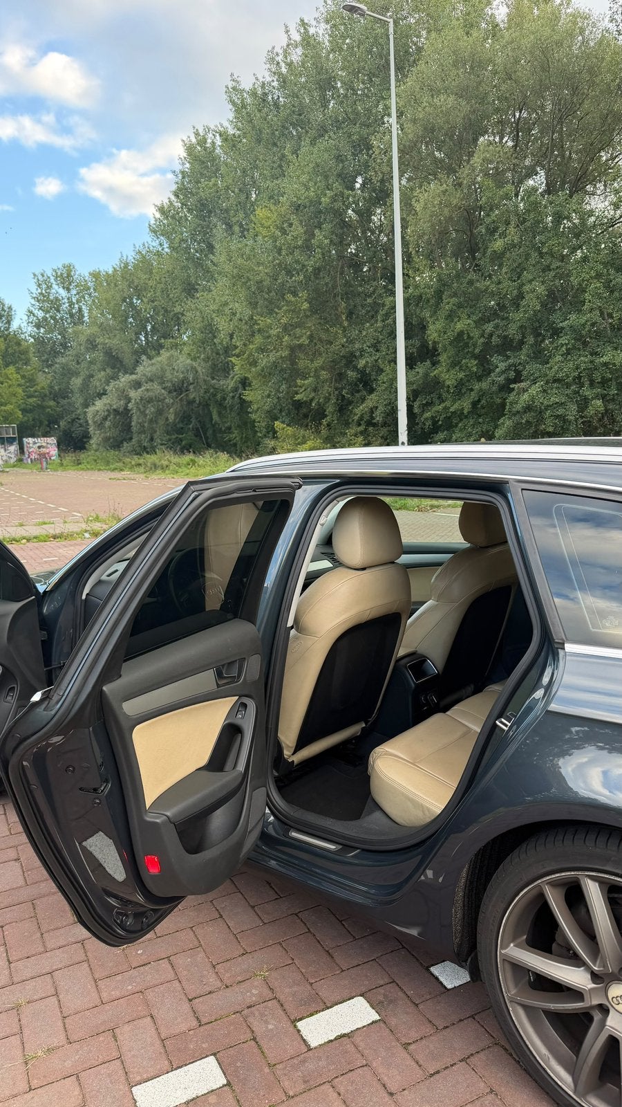 Foto 6 van Audi A4 2.0 Tfsi 132KW Avant Multitronic 2009 Grijs