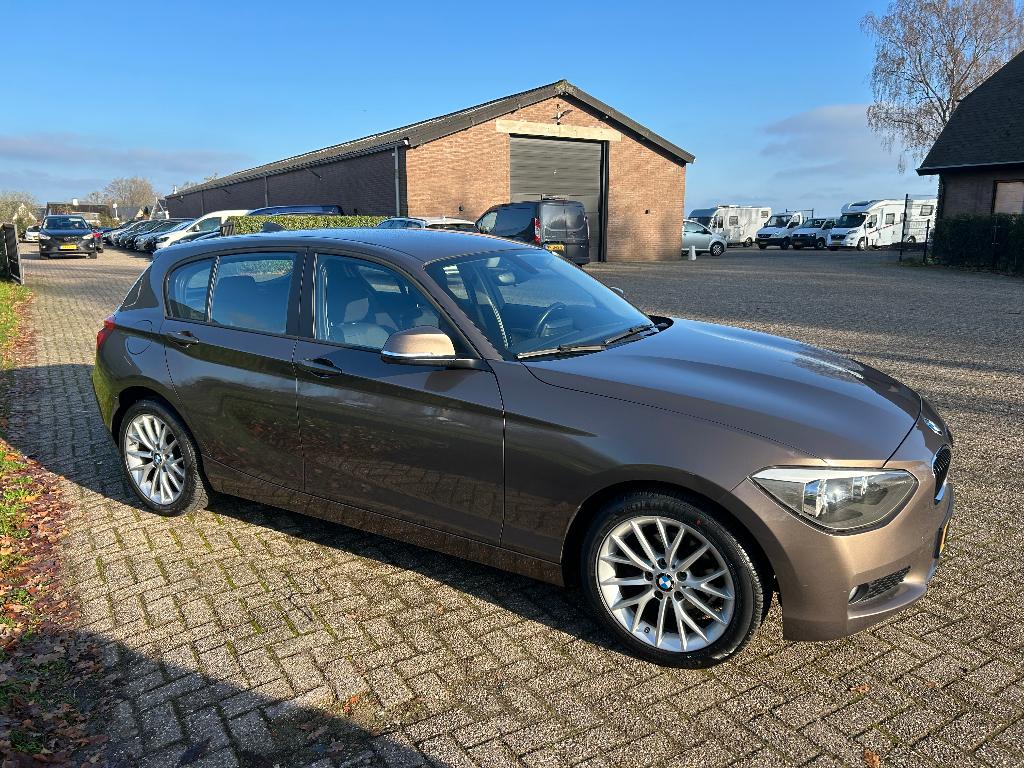 BMW 1-Serie 114I 75KW 5-DR 2015 Bruin, Auto's, BMW, 1-Serie, 4 cilinders, Bruin, 102 pk