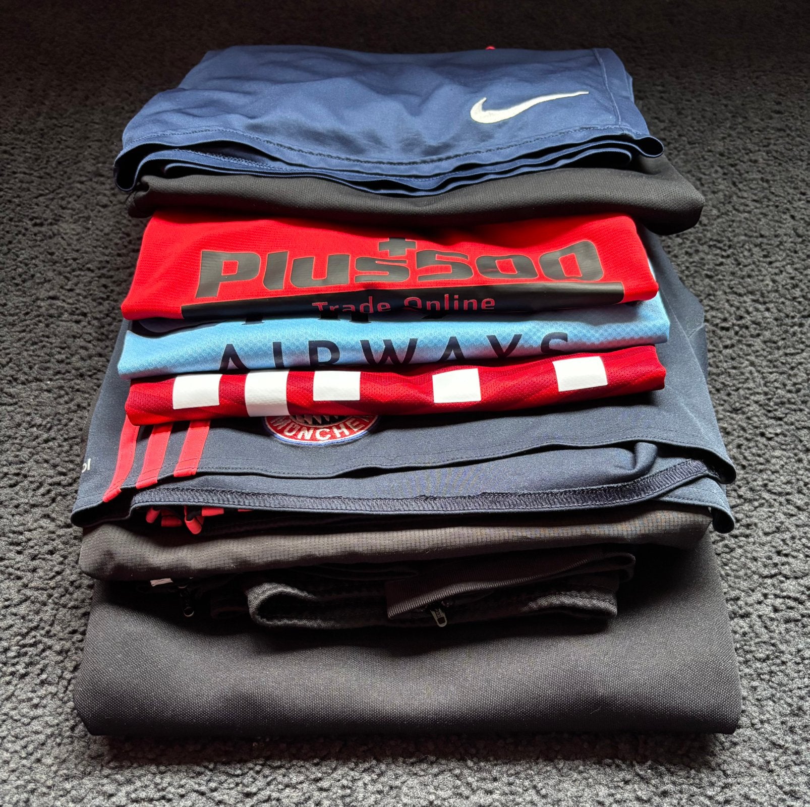 Voetbal kleding 4 shirts en 5 broekjes, Maat M, Ophalen of Verzenden, Zo goed als nieuw, Shirt