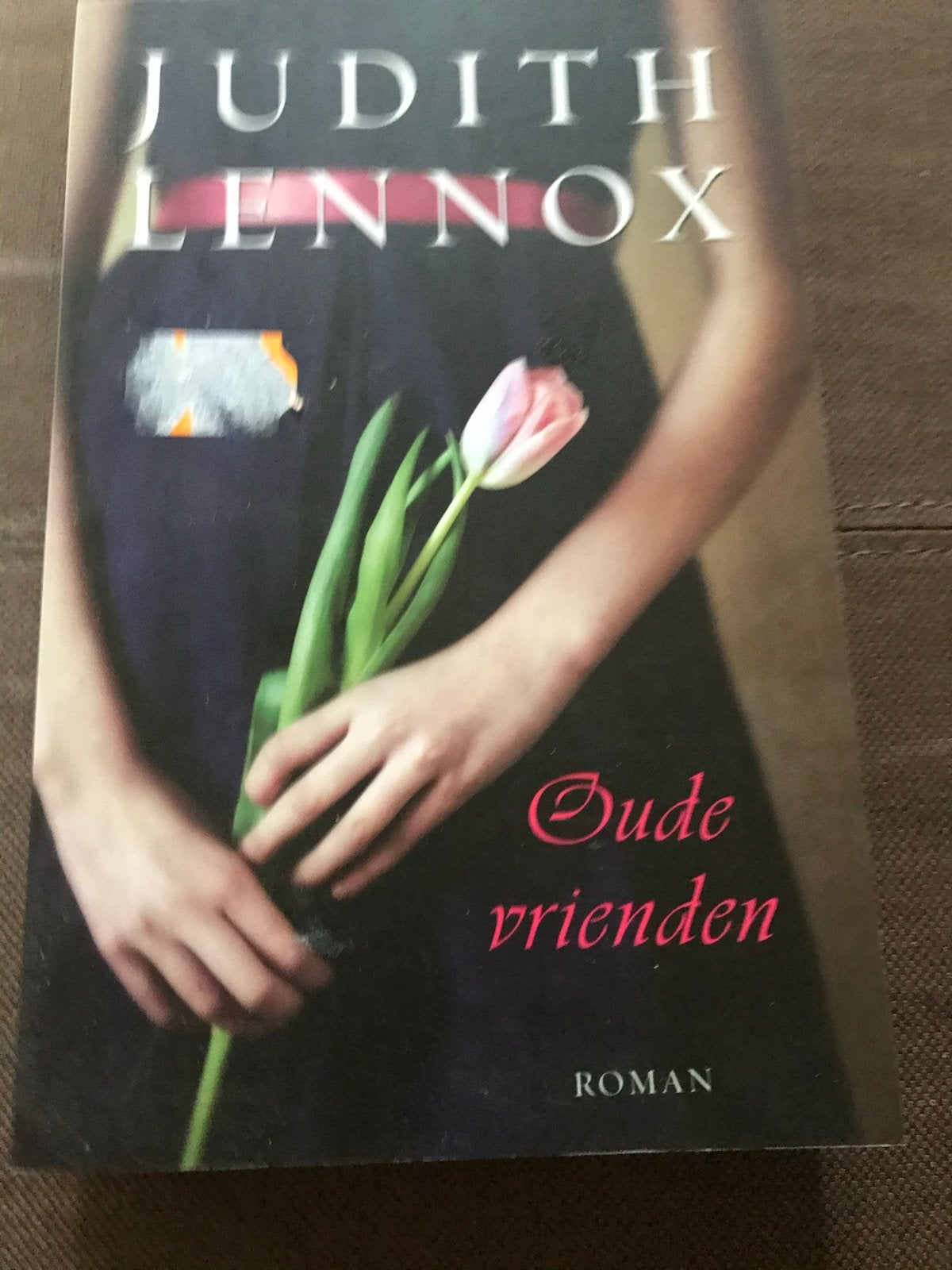 Judith Lennox - Oude Vrienden (Roman), Ophalen of Verzenden, Zo goed als nieuw, Nederland