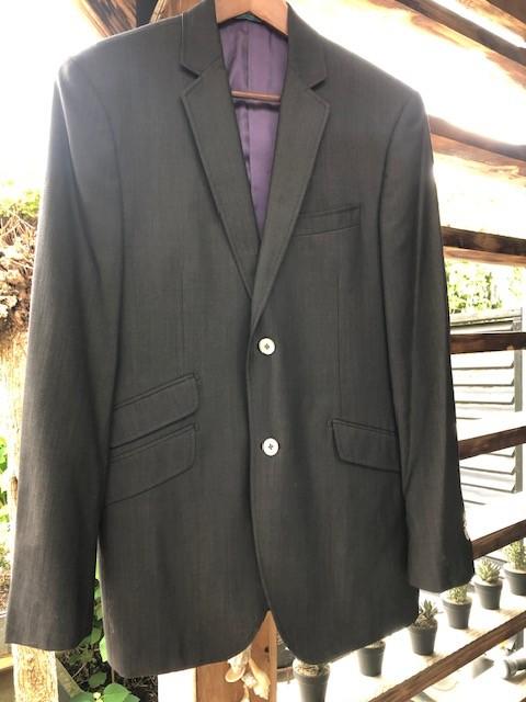 Heren colbert donkergrijs met paarse binnenkant maat 48, Kleding | Heren, Ophalen of Verzenden, Gedragen, Maat 48/50 (M), Grijs