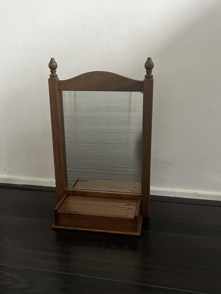 Eiken spiegel met kammenbakje , Meubelfabriek Oisterwijk., Minder dan 50 cm, Gebruikt, Ophalen of Verzenden, Minder dan 100 cm