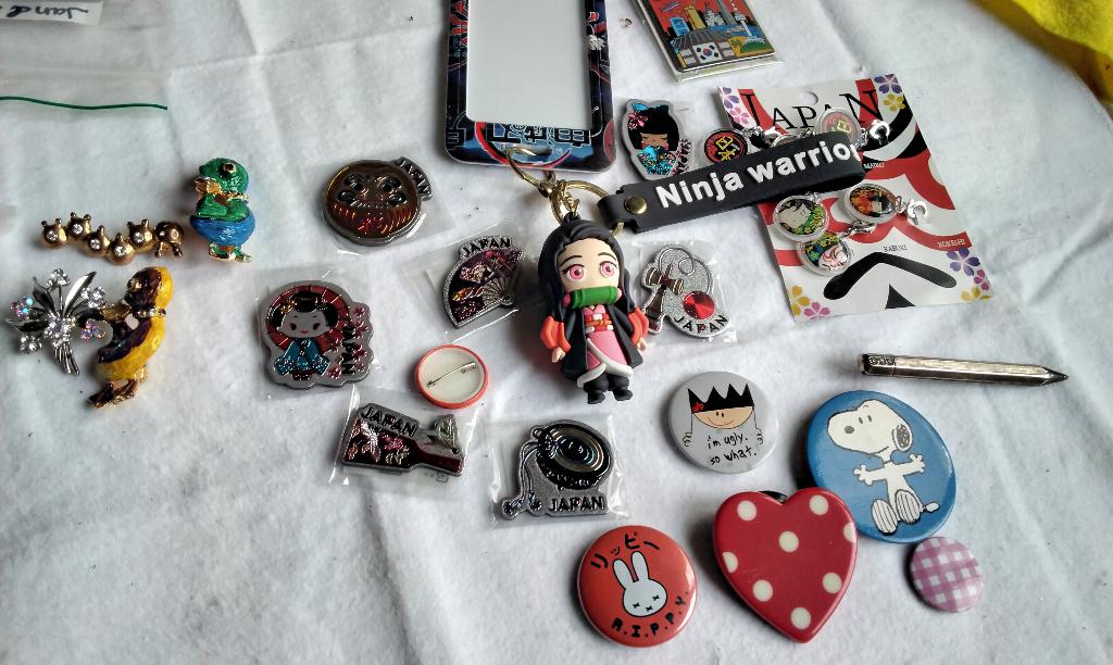 Collectie Japanse Souvenirs Broches Anime Pins & Magneten, Ophalen, Nieuw, Overige onderwerpen, Speldje of Pin