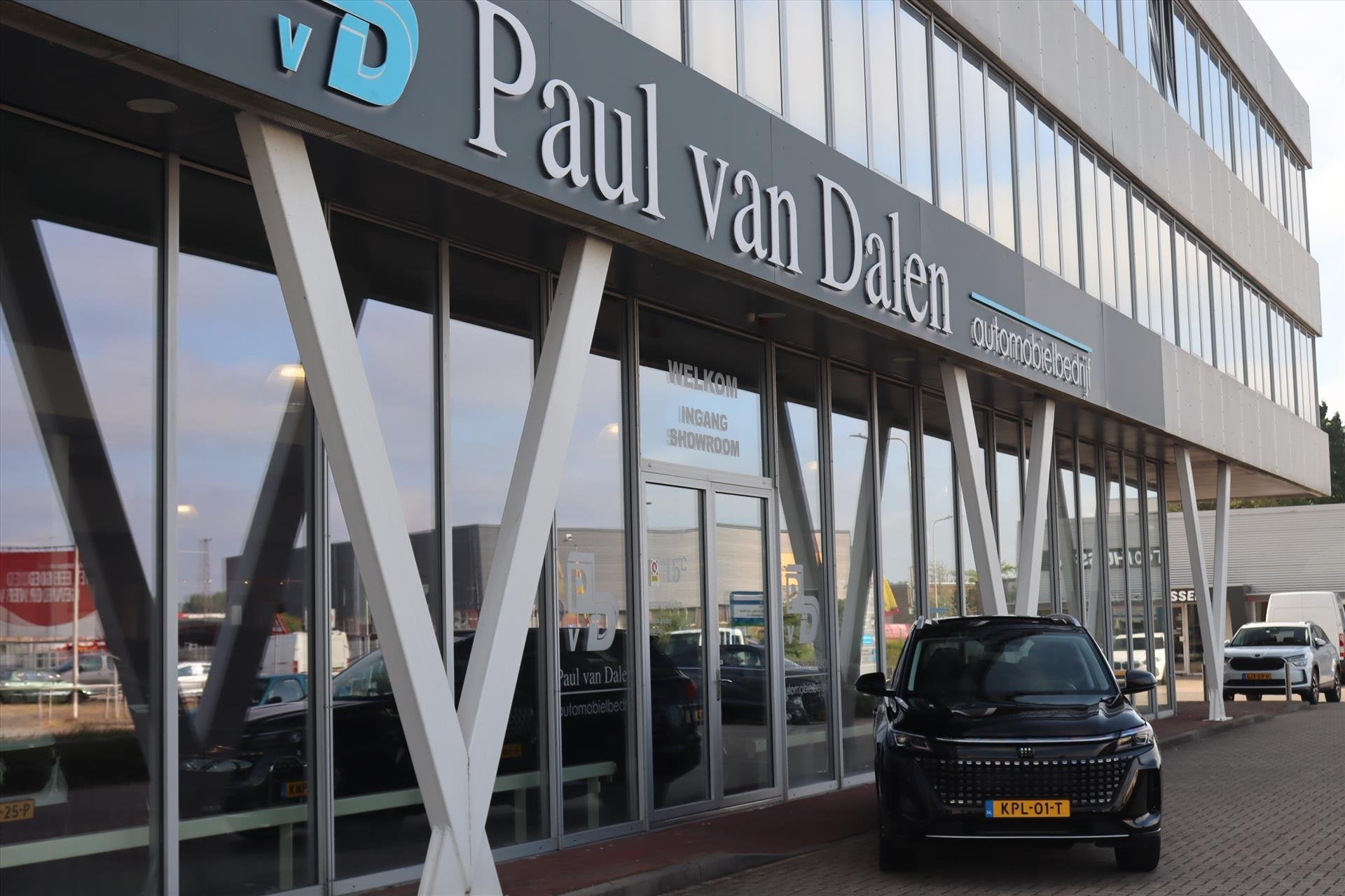 Dfsk E5 1.5 PHEV AUTOMAAT 7 PERS. Panodak | Navi Carplay | W, Automaat, 4 cilinders, Zwart, Bedrijf