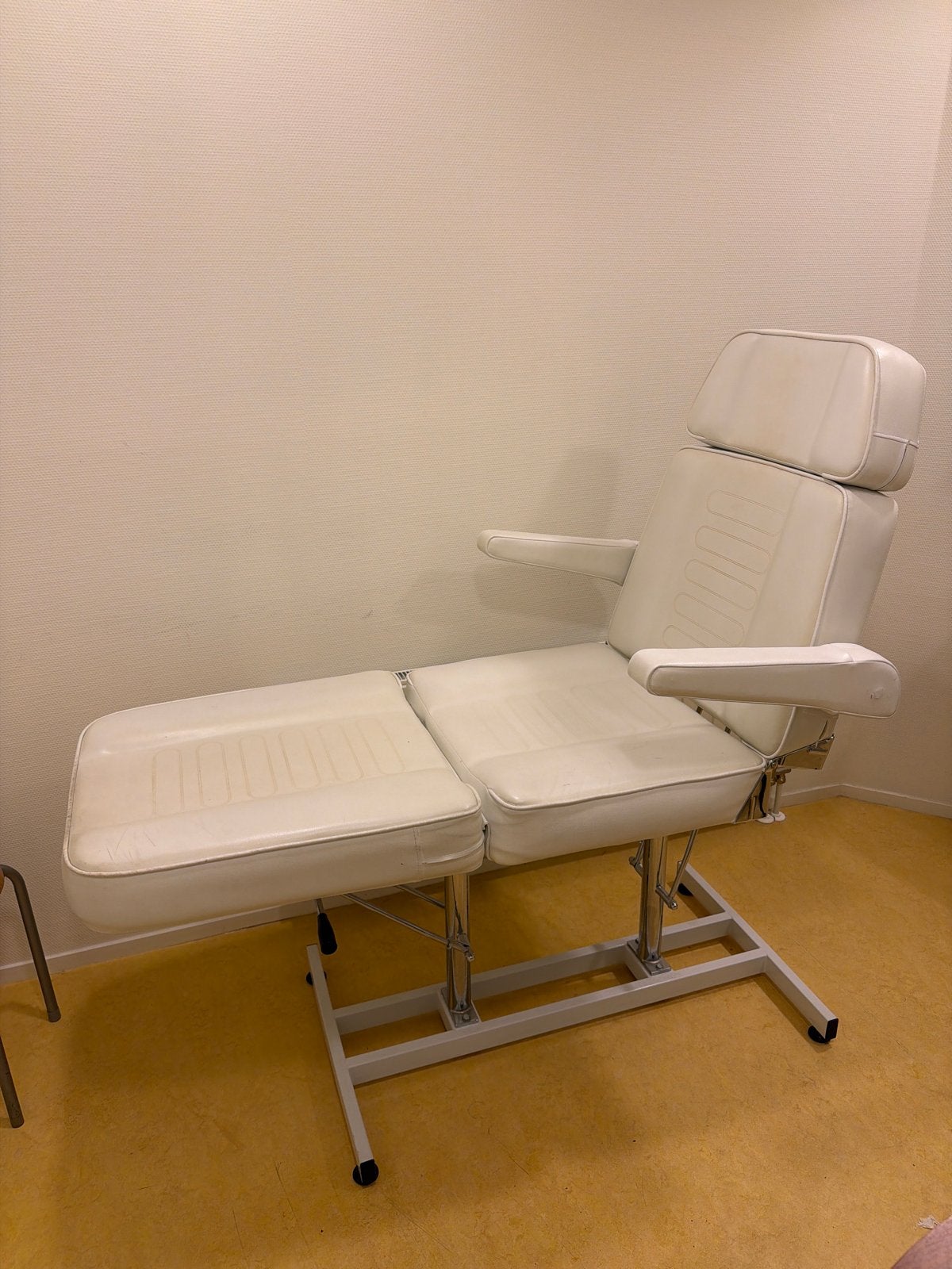 Professionele behandelstoel/massagetafel, Witgoed en Apparatuur, Persoonlijke-verzorgingsapparatuur, Ophalen, Gebruikt, Overige typen
