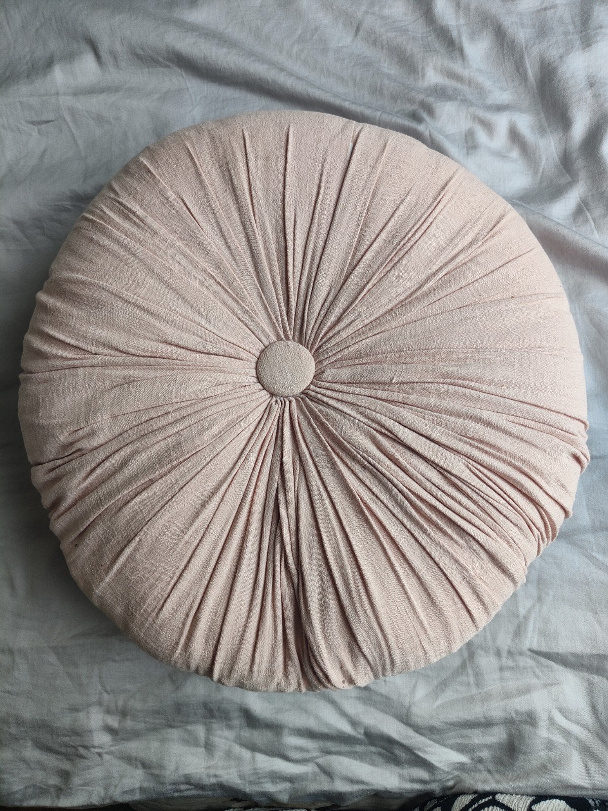 Rond zachtroze kussen met knoop, ca. 40 cm doorsnede, Gebruikt, Rond, Ophalen of Verzenden, Sierkussen