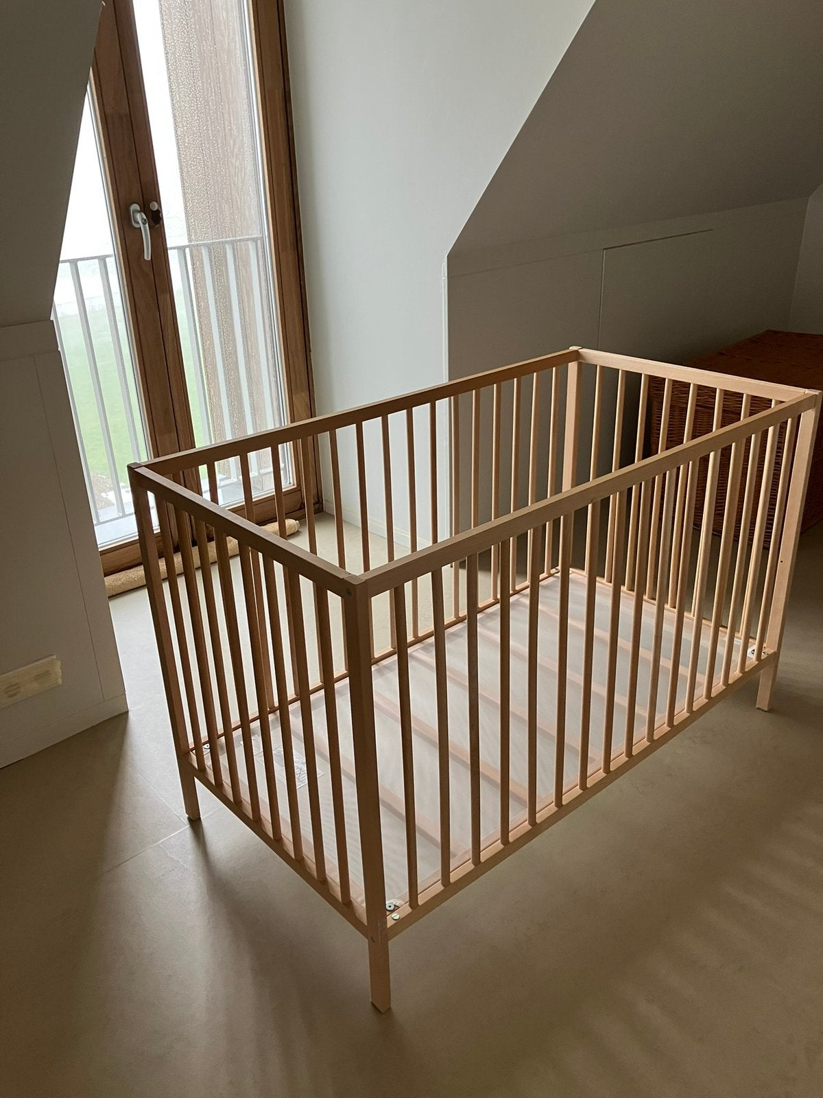 Babybedje Ikea incl. matras, Kinderen en Baby's, Babywiegjes en Ledikanten, Ophalen, Zo goed als nieuw, Ledikant