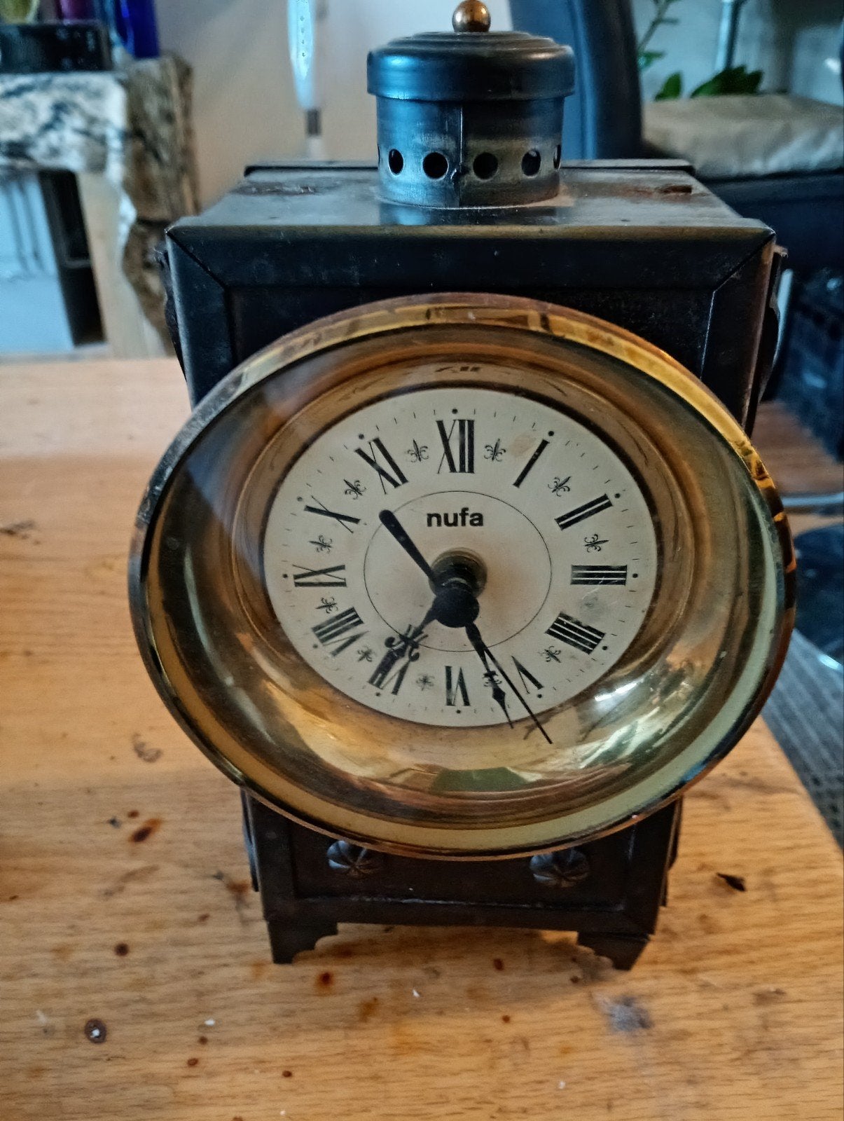 staande klok merk nufa van metaal 20cm hoog, Ophalen