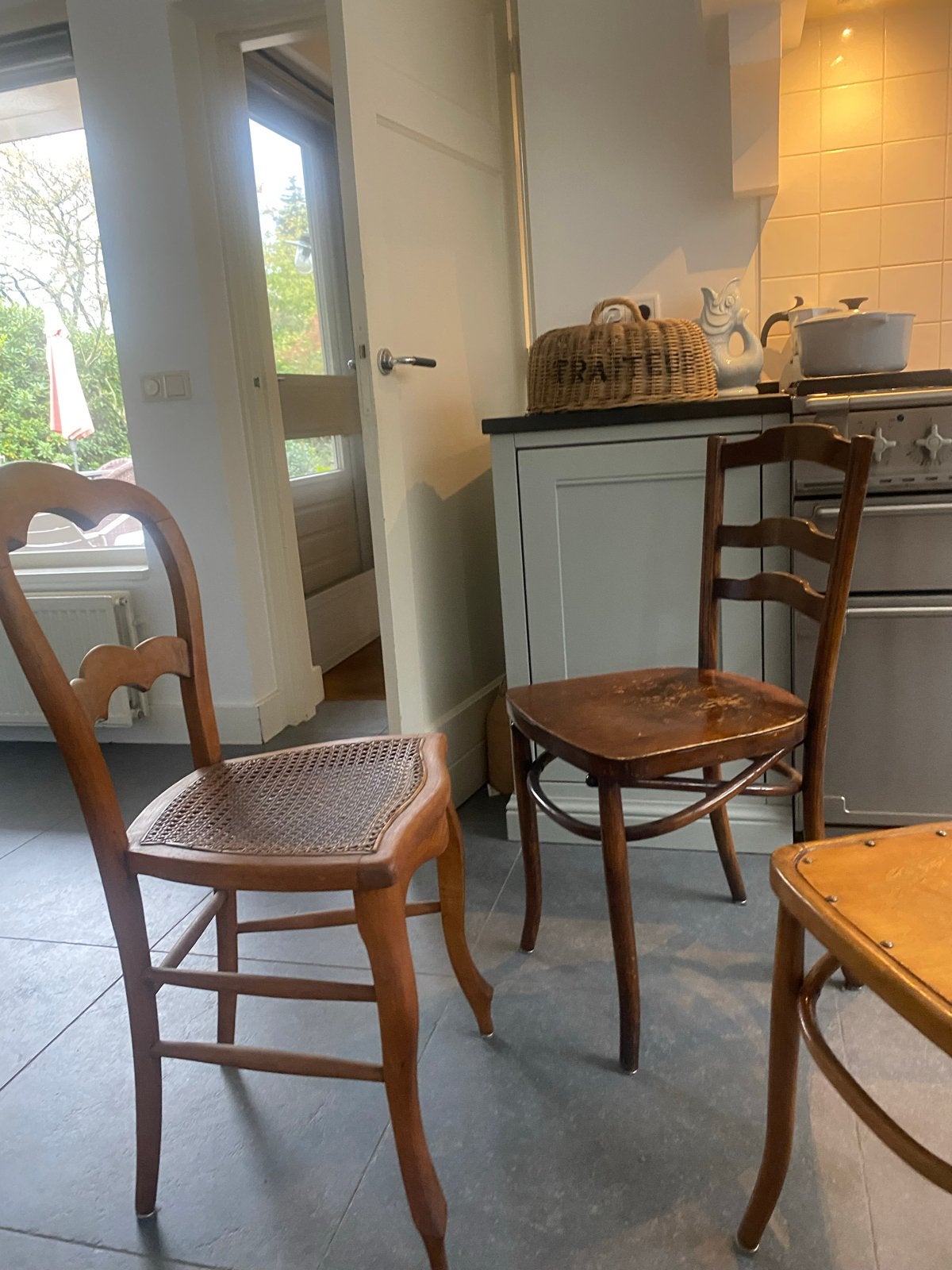 4 sfeervolle houten caféstoelen – brocante & bistrostijl, Ophalen