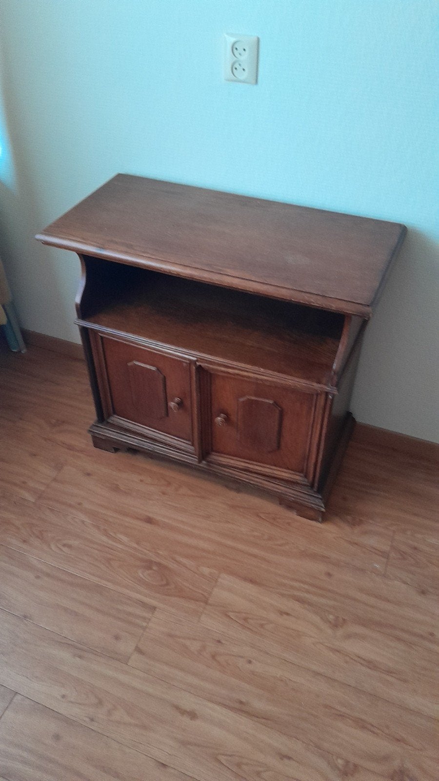 Houten kastje met deurtjes en open vak, Ophalen, Gebruikt