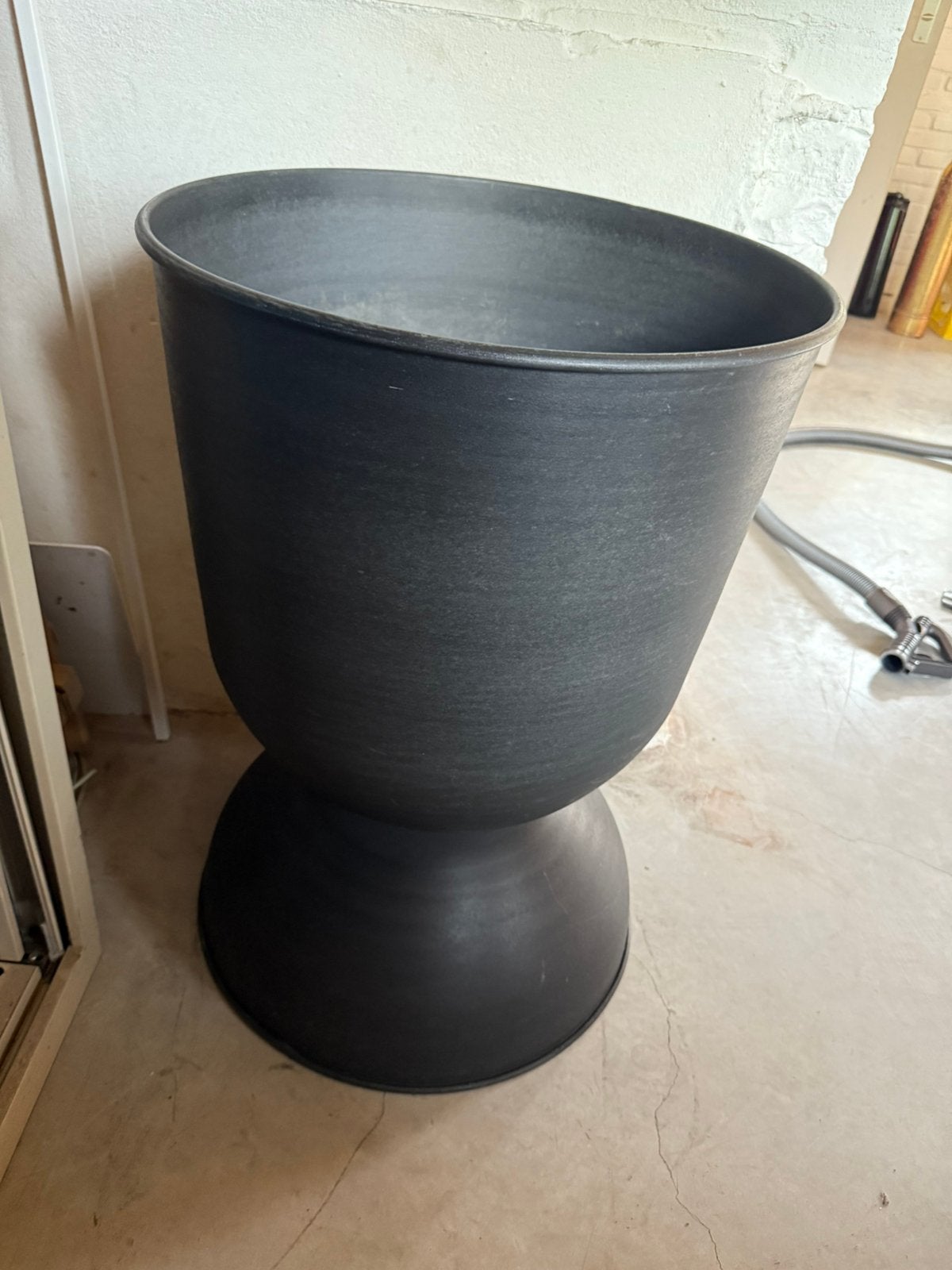 Ferm living hourglass vaas maat L, Ophalen, Zo goed als nieuw, Rond, Metaal