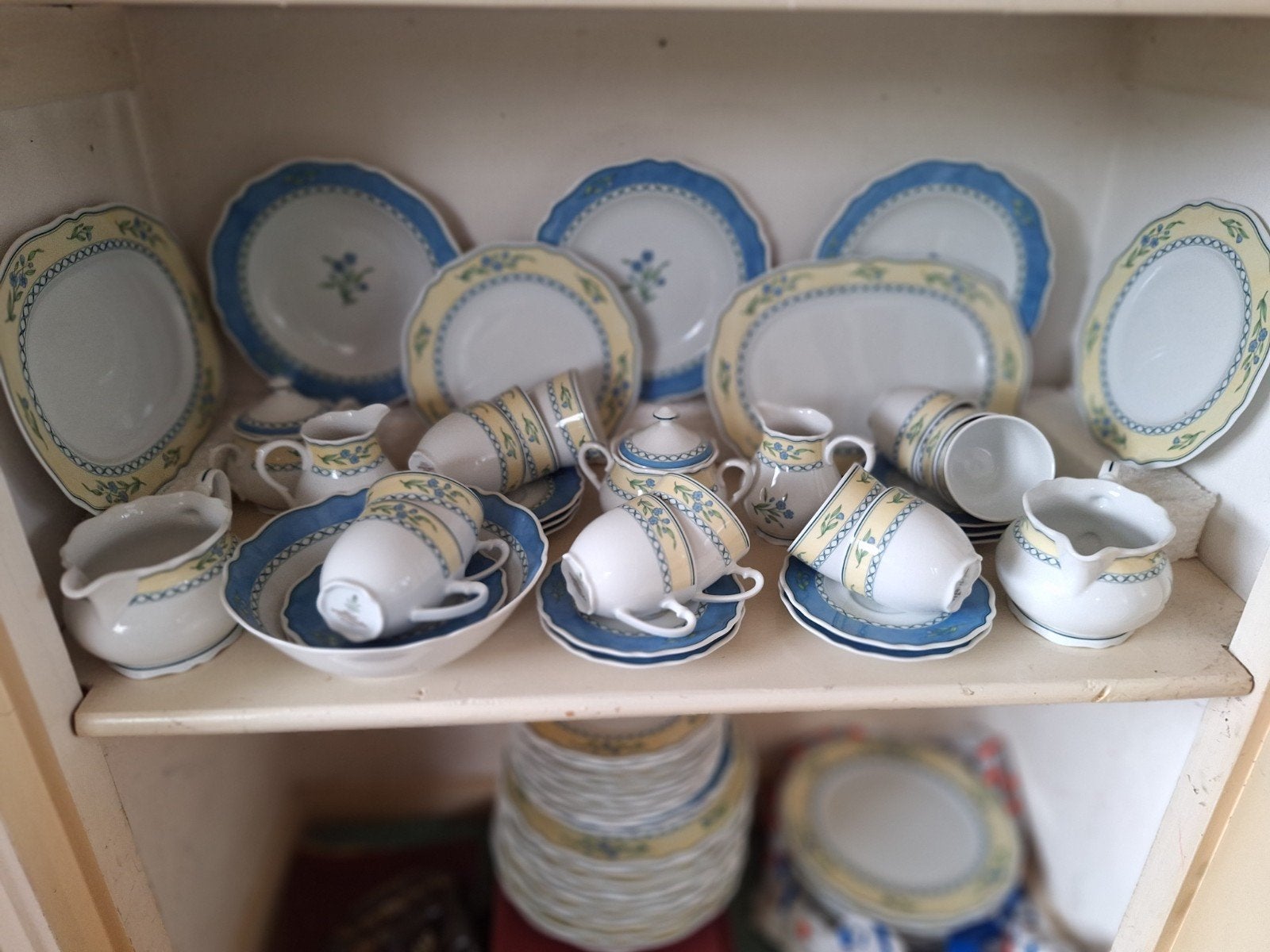 Uitgebreid servies met blauw en geel bloemmotief, Ophalen