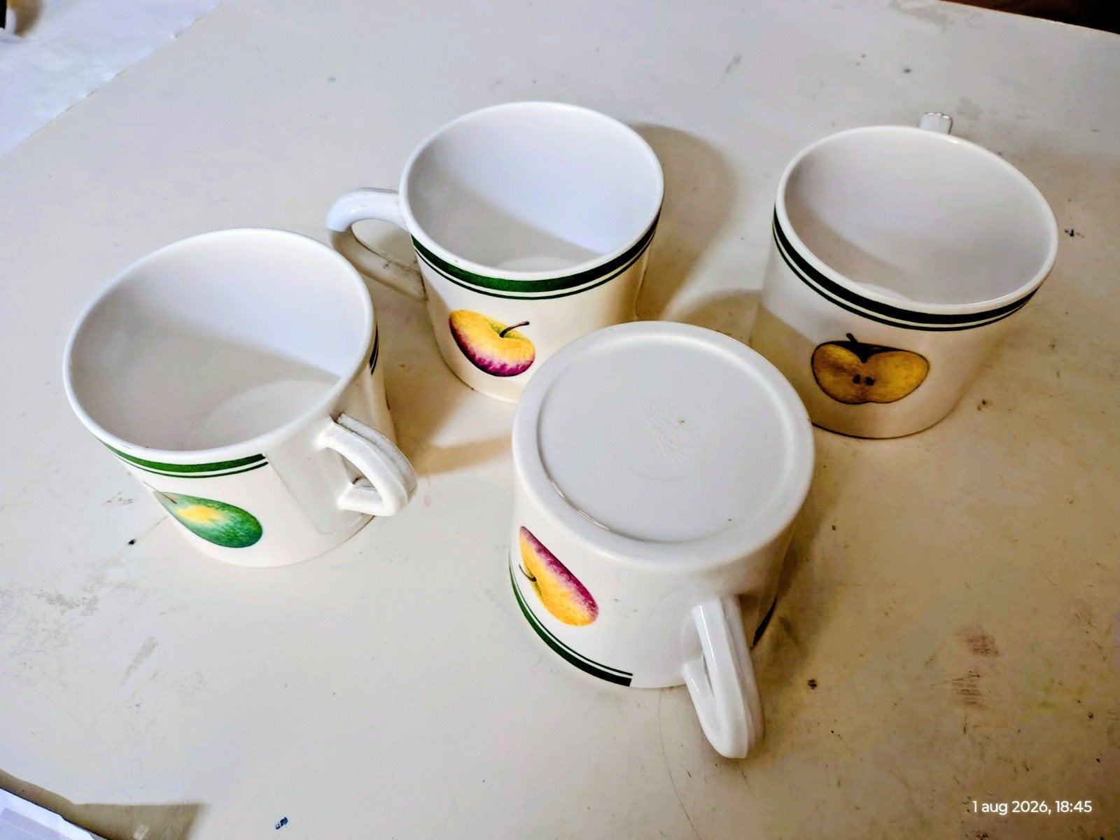 4 koffie kopjes , hard kunstof met decorattie appel, Ophalen of Verzenden, Zo goed als nieuw