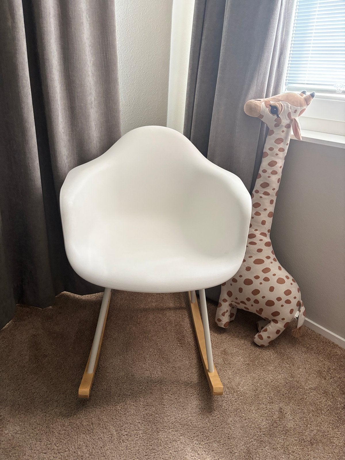 Witte schommelstoel voor baby- of kinderkamer, Ophalen, Kunststof, Wit, Zo goed als nieuw