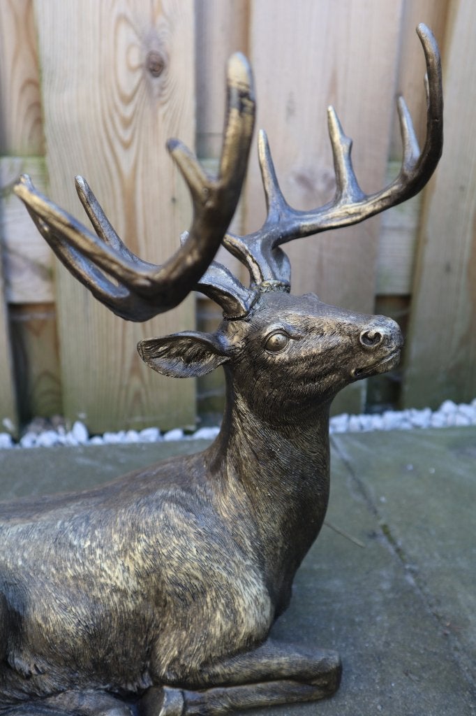 Hert tuinbeeld goud 37 cm – liggend model dierenbeeld, Tuin en Terras, Tuinbeelden, Dierenbeeld, Kunststof, -, -