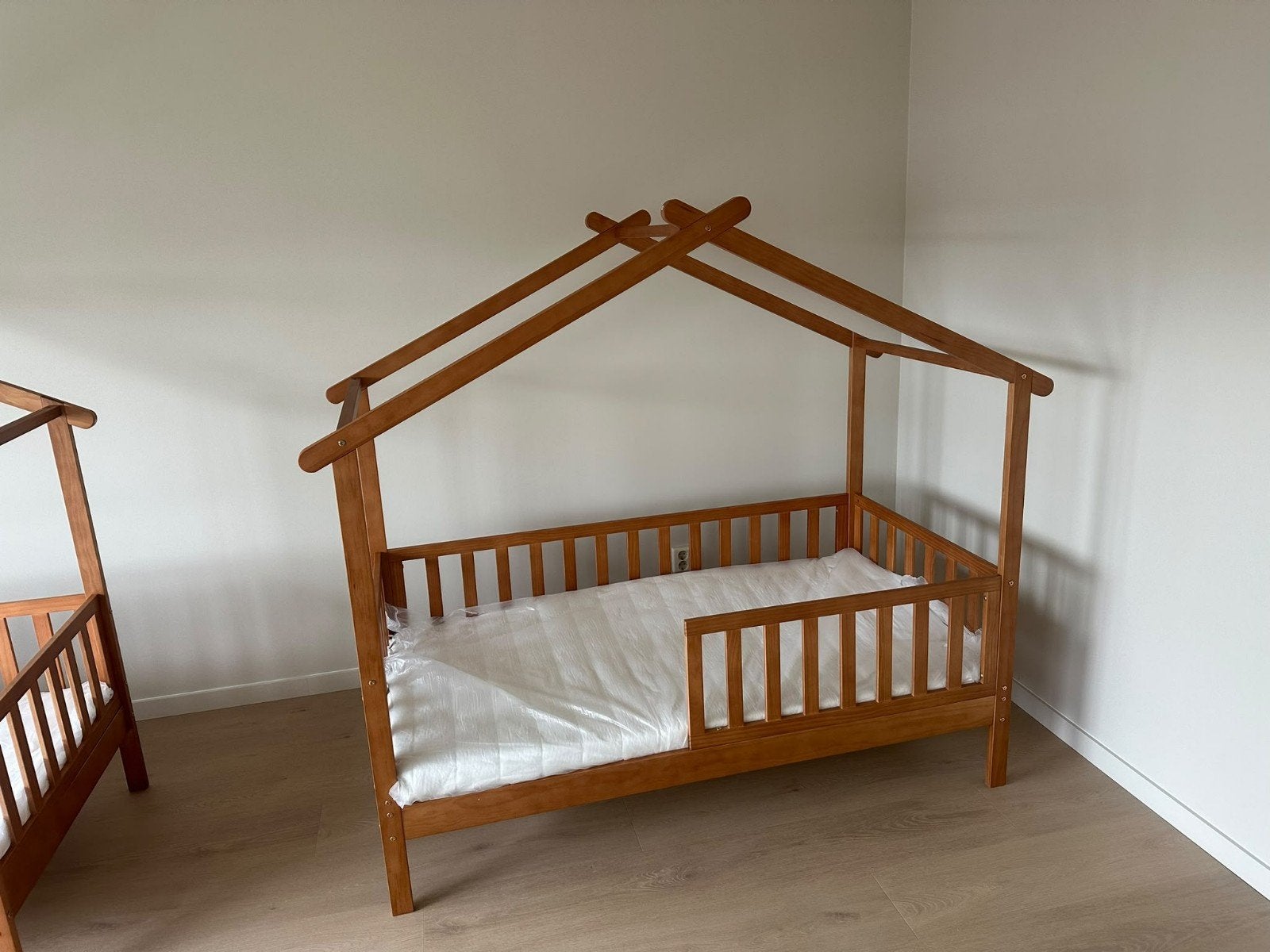 2x Petite Amelie bedhuisje (80x160) walnoot + matras NIEUW, Ophalen of Verzenden