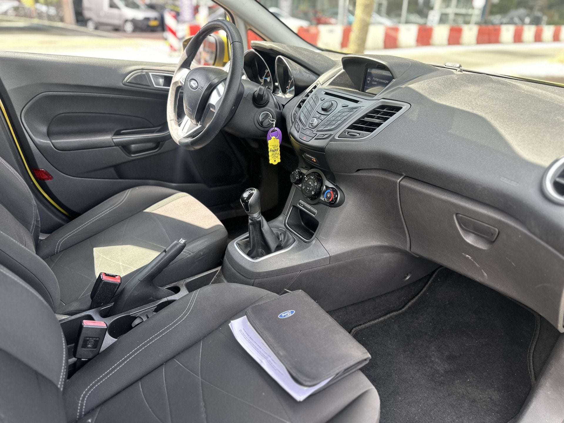 Ford Fiesta 1.0 Style Nwe Distributie ! airco navi apk, Auto's, Voorwielaandrijving, Euro 5, Stof, Zwart