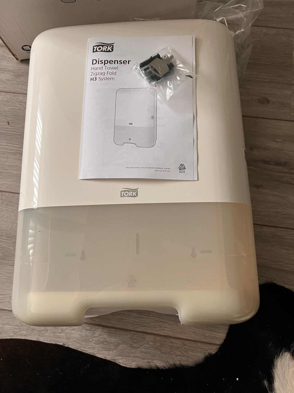 4 x Tork Elevation Dispenser met papieren handdoeken, Ophalen of Verzenden, Zo goed als nieuw, Kunststof, Beige