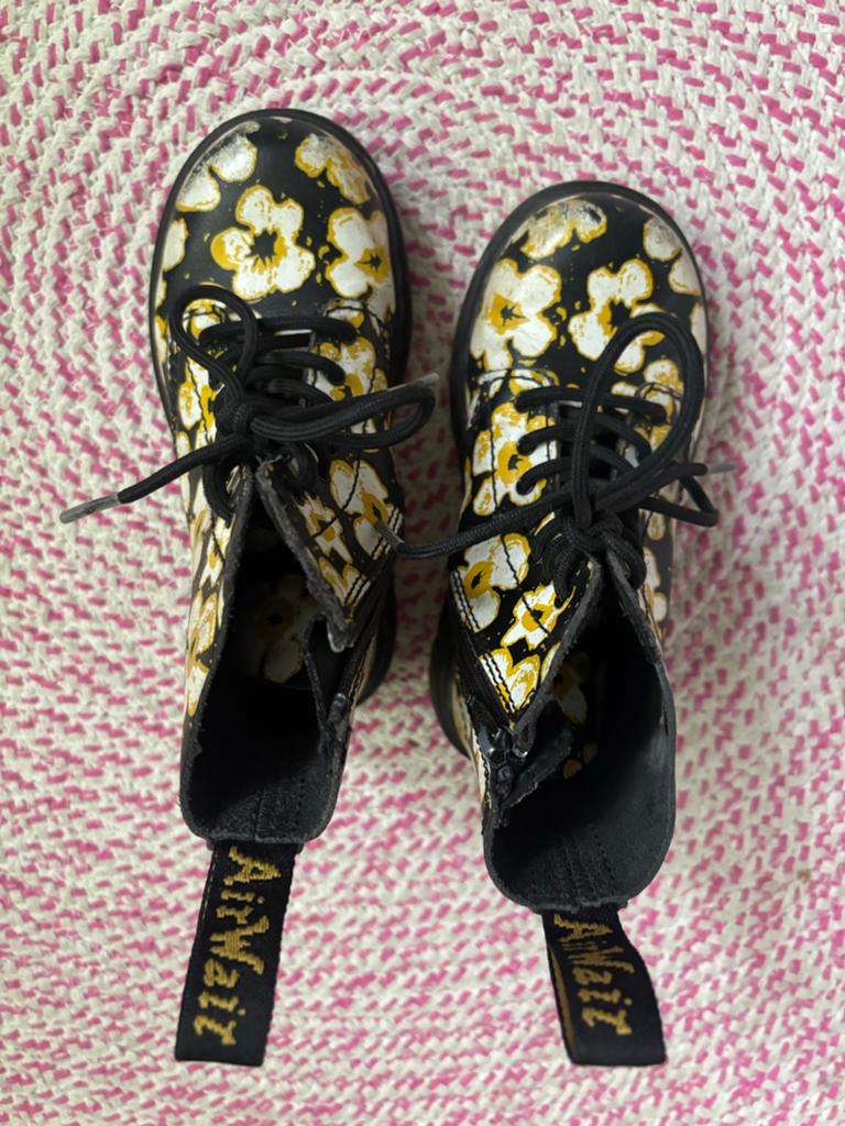 Dr. Martens Laarsjes met bloemenprint - maat 25, Kinderen en Baby's, Kinderkleding | Schoenen en Sokken, Gebruikt, Meisje, Ophalen of Verzenden