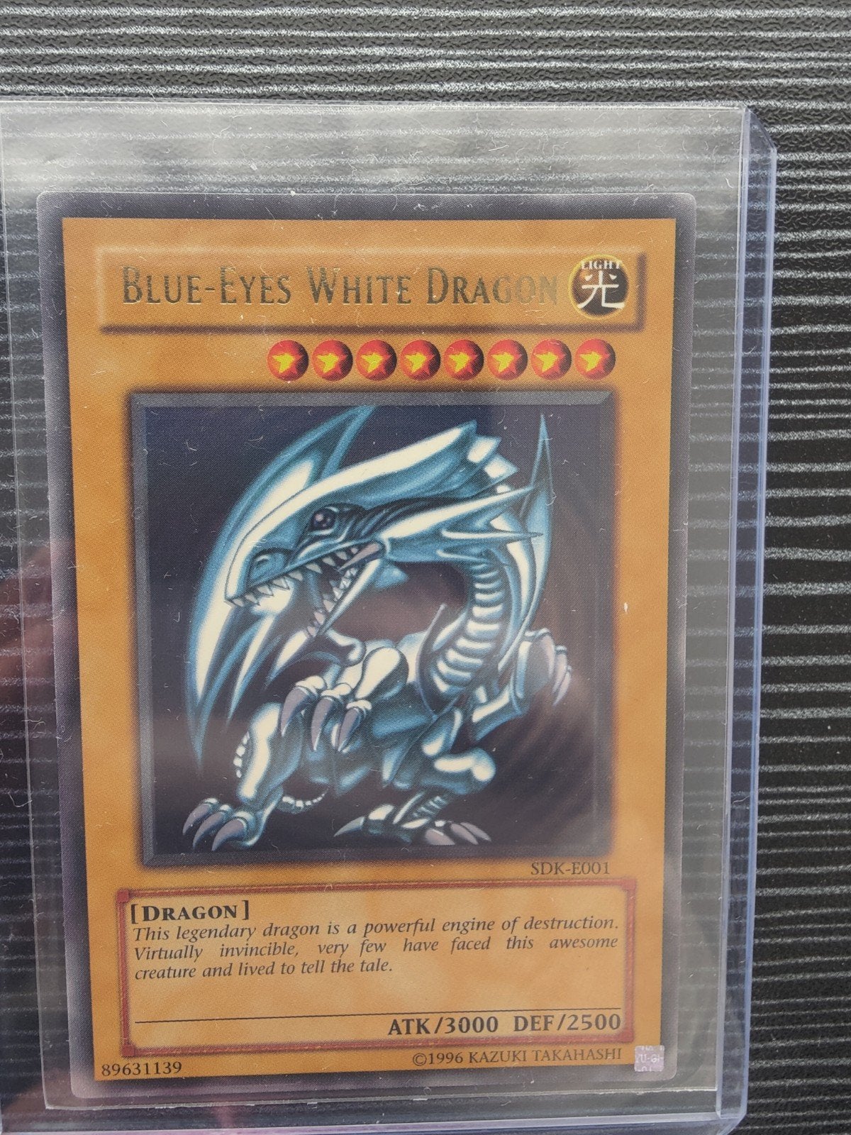 Blue-Eyes White Dragon SDK-E001 (1996) - Kaiba Deck, Ophalen of Verzenden, Gebruikt, Losse kaart, Foil