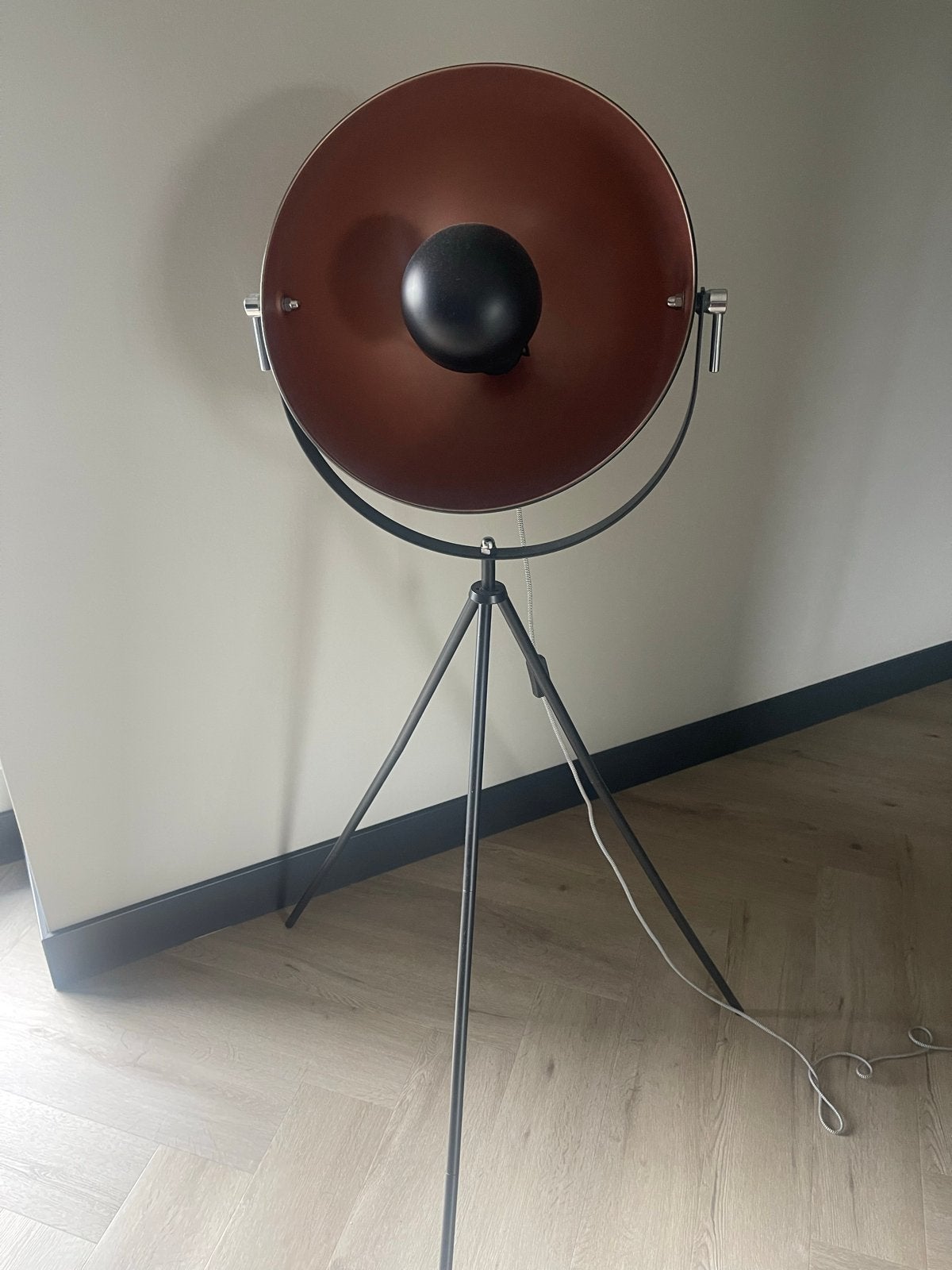 Moderne vloerlamp met koperen kap en tripod onderstel, Ophalen, E27 (groot), Zo goed als nieuw, Metaal