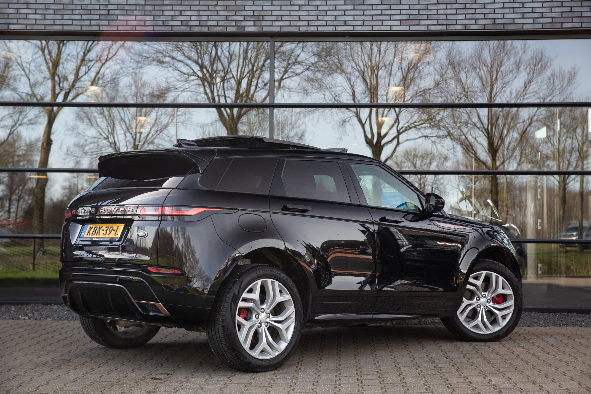 Land Rover Range Rover Evoque 1.5 P300e AWD R-Dynamic HSE Au, Automaat, 309 pk, Zwart, Leder