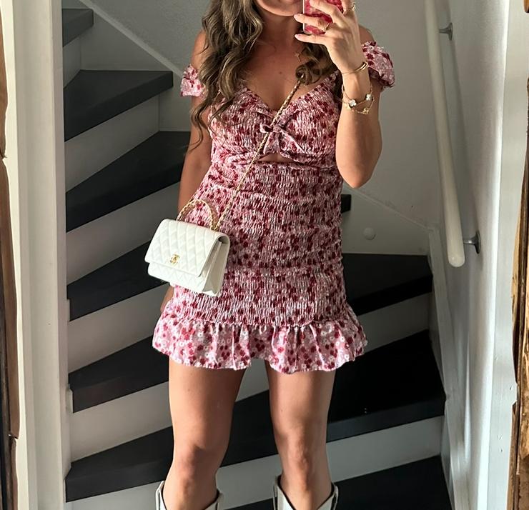 Chiquelle rood - roze bloemen jurkje in maat M, Kleding | Dames, Maat 38/40 (M), Ophalen of Verzenden, Zo goed als nieuw, Boven de knie