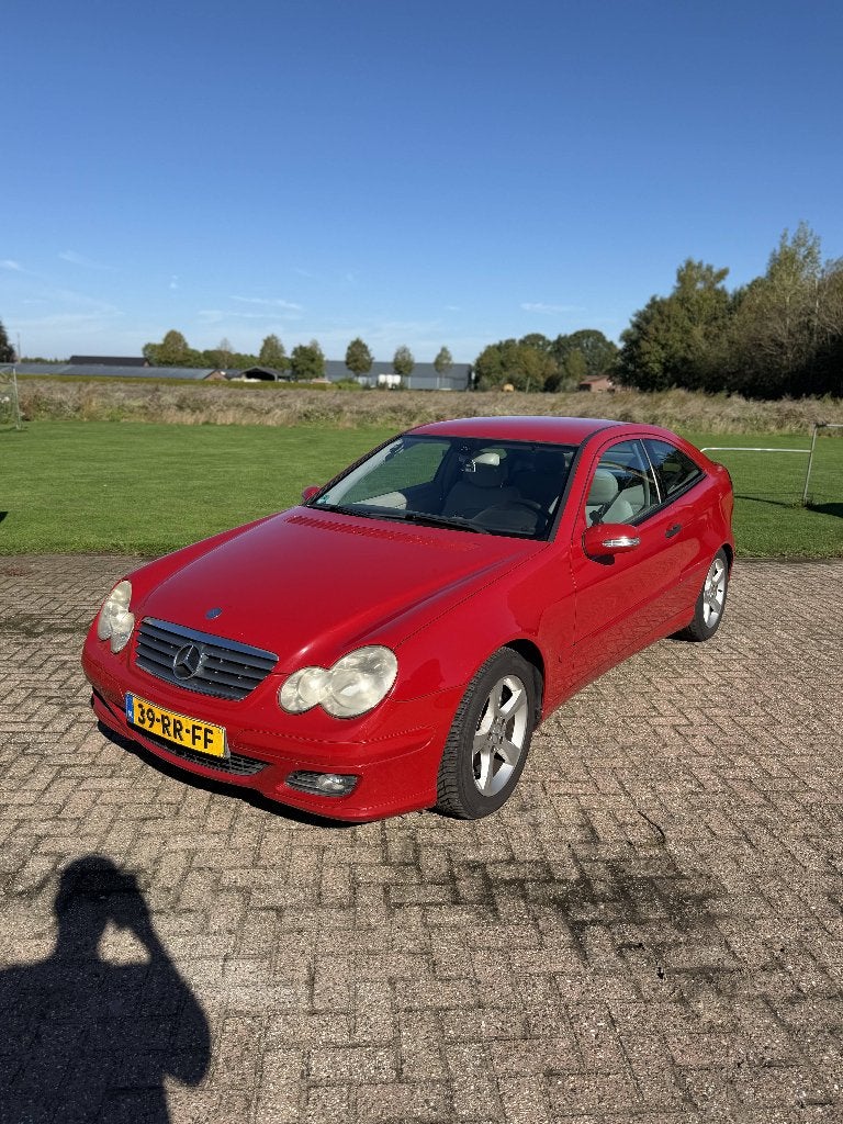 Mercedes-Benz C180 Kompressor Sportcoupé 2005 Rood | 341k KM, 13 km/l, Beige, 4 stoelen, 1796 cc