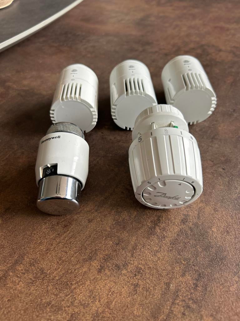 Thermostaatkranen: 3x Jaga, 1x Honeywell, 1x Danfoss, Doe-het-zelf en Verbouw, Ophalen of Verzenden, Gebruikt