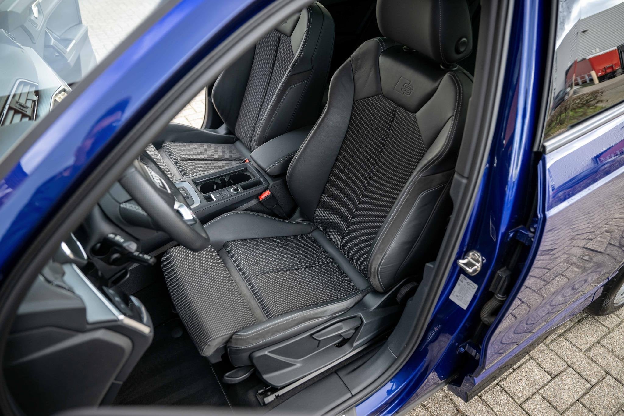 Audi Q3 45 TFSI e S-line 245pk Panorama Matrix Individual, Gebruikt, Blauw, Leder en Stof, Automatische klimaatregeling
