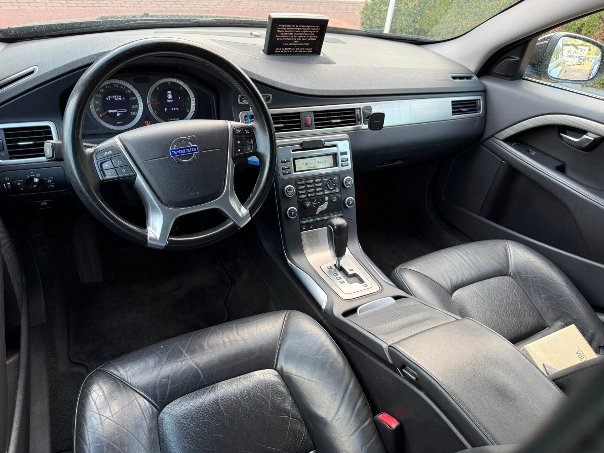 Volvo V70 2.0 D3 AUT. Momentum LEDER LMV NAVI XENON TR.HAAK, Euro 5, Gebruikt, Zwart, Navigatiesysteem