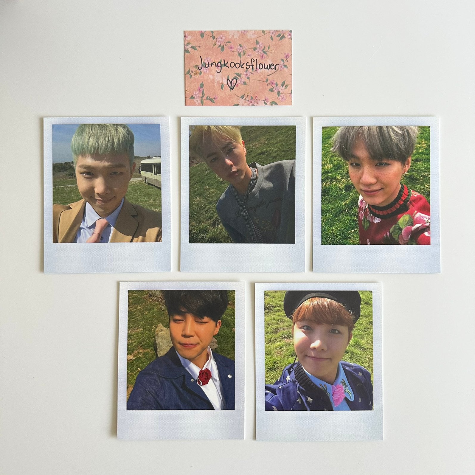 BTS - Young Forever photocards, Verzamelen, Muziek, Artiesten en Beroemdheden, Verzenden, Zo goed als nieuw, Foto of Kaart