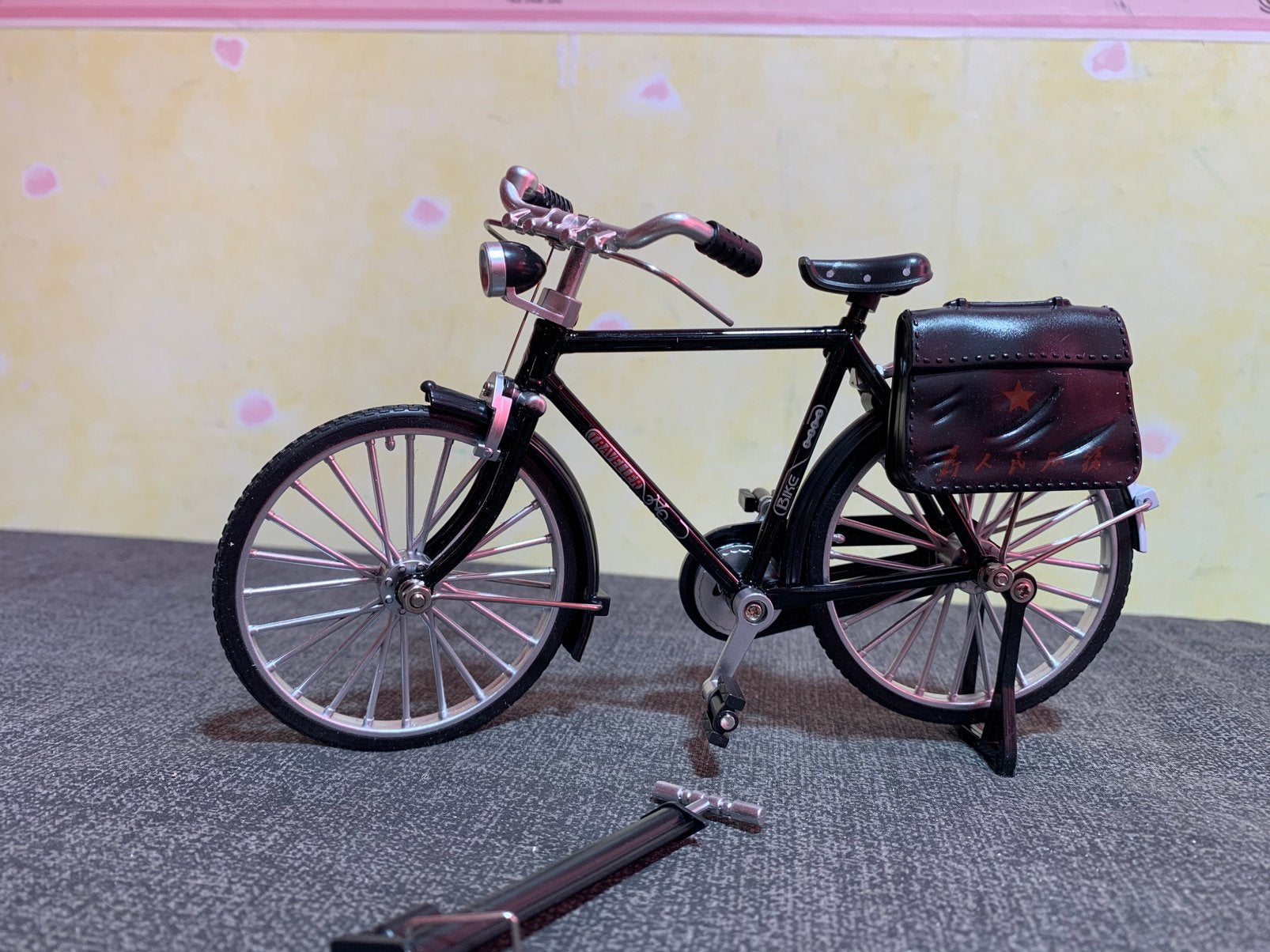Nieuwe schaalmodel fiets met tas en pomp 1:10, Ophalen of Verzenden, Nieuw, Groter dan 1:32, Overige merken