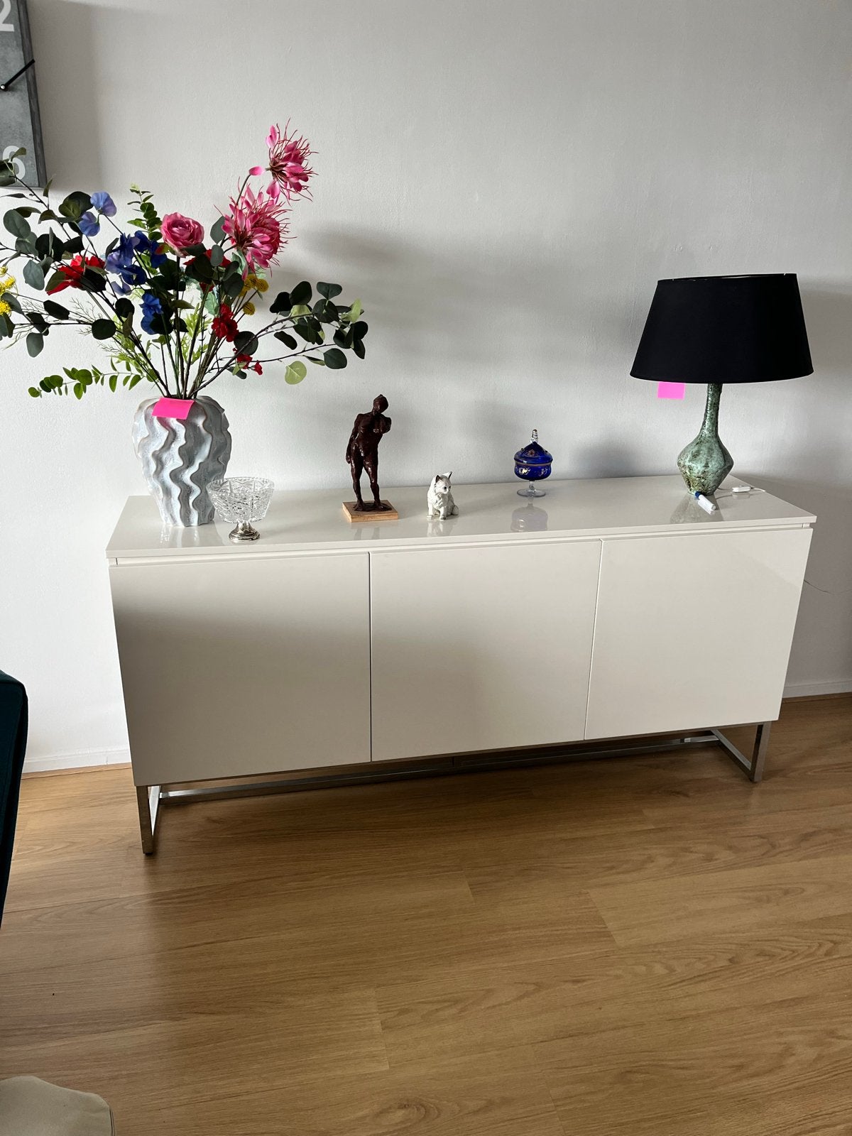 Hoogglans wit dressoir met metalen onderstel, Ophalen, Gebruikt, 150 tot 200 cm, Metaal