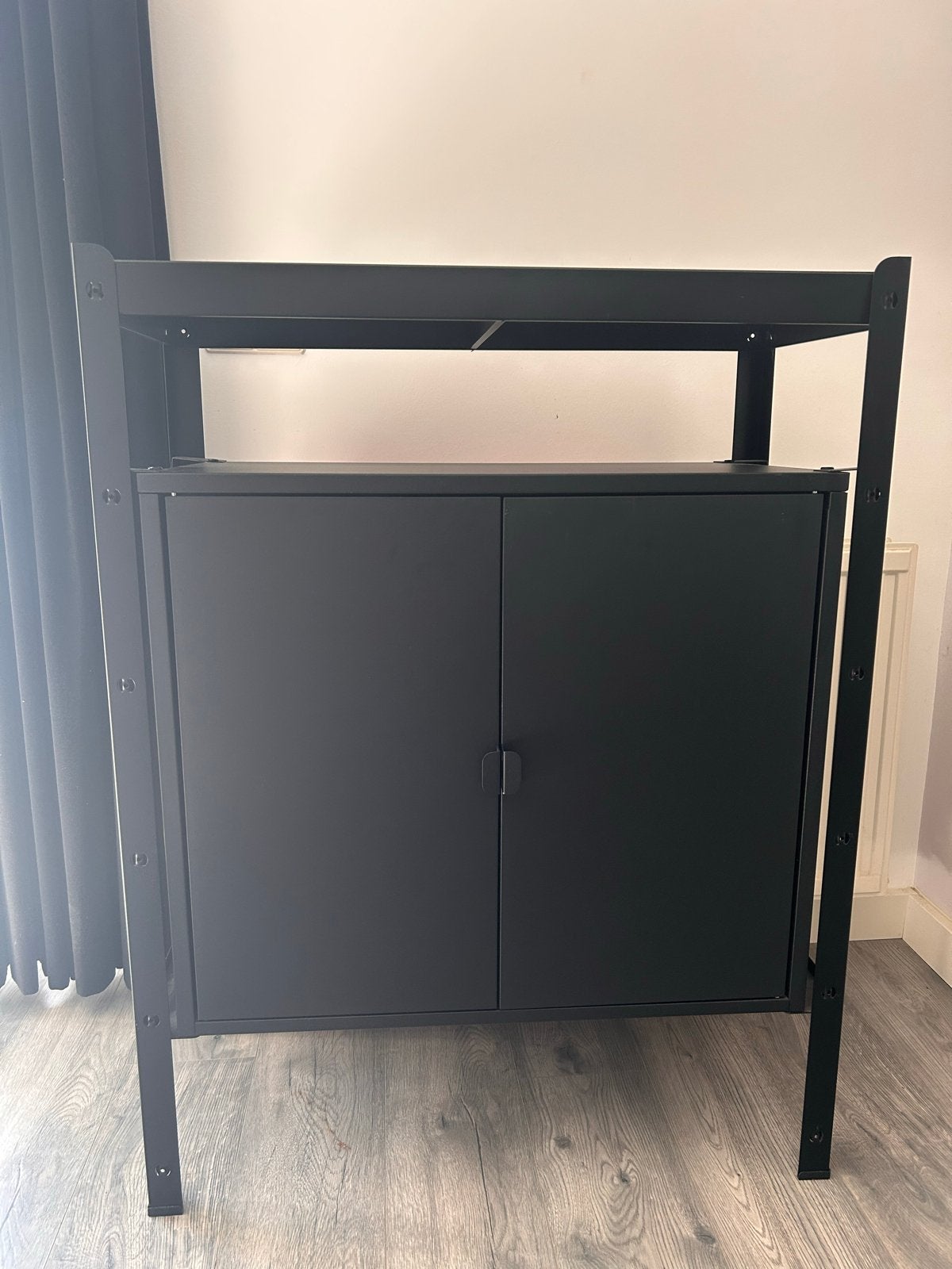 Zwart metalen IKEA kast uit de Bror serie., Ophalen, 100 tot 150 cm, 50 tot 100 cm, Zo goed als nieuw