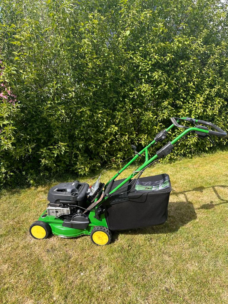 John Deere 43R Benzine Grasmaaier + opvangbak (krukas krom), Ophalen, Cirkelmaaier, Zo goed als nieuw, Opvangbak