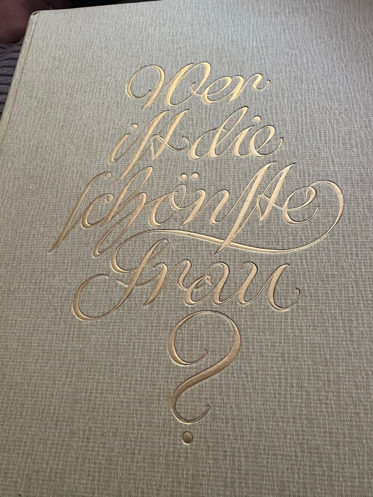 Zeldzaam boek 'Wer ist die schönste Frau?' uit 1934, Boeken, Ophalen of Verzenden, Gelezen, Europa overig