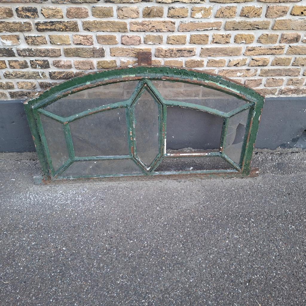 Oud halfrond raam met groen kozijn en gebroken glas, Gevelraam of Ruit, Gebruikt, Minder dan 80 cm, 80 tot 120 cm