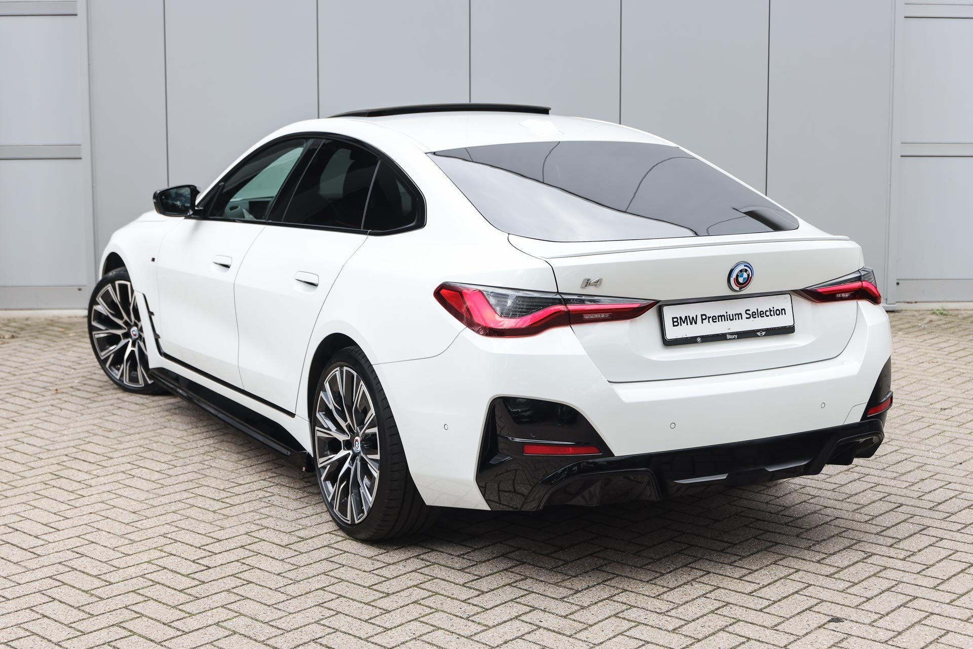 BMW i4 eDrive40 High Executive M Sport / Trekhaak / Schuif-k, Auto's, Dealer onderhouden, Achterwielaandrijving, Gebruikt, 590 km