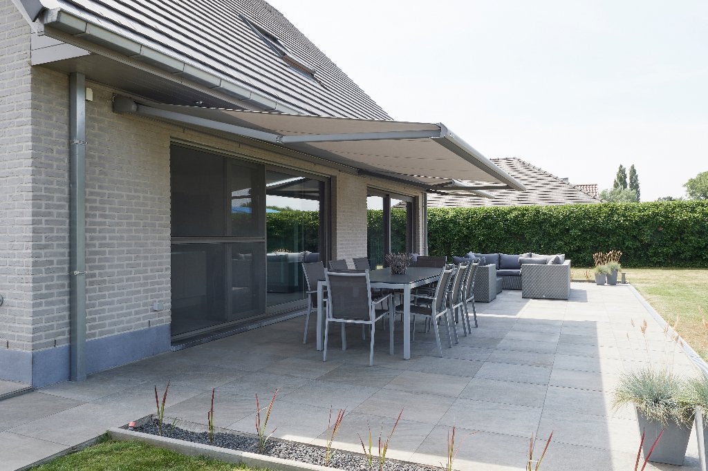 Verschillende zonwering (Knikarmscherm en verandazonwering)