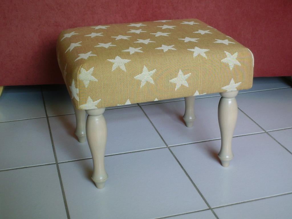 Footstool met - goudgeel/stars - wit/grijs 702 - NIEUW !, Minder dan 50 cm, Nieuw, Minder dan 50 cm, Ophalen of Verzenden