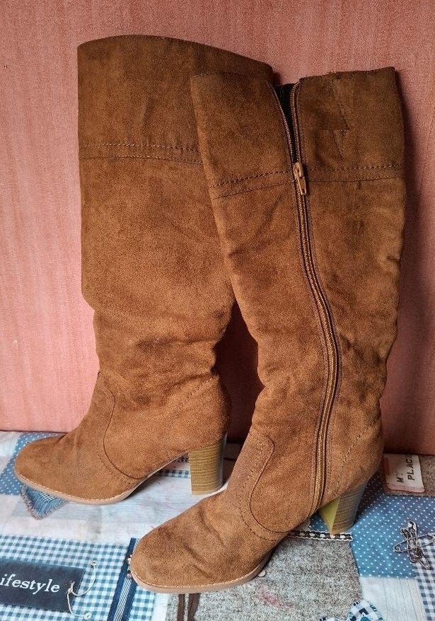 Erg fraaie suede hoge dameslaarzen, Kleding | Dames, Hoge laarzen, Bruin, Ophalen of Verzenden, Zo goed als nieuw