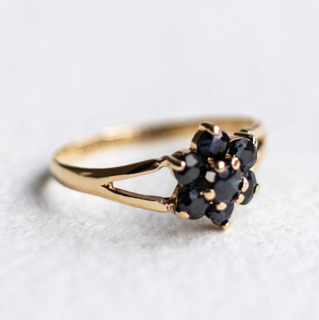 Vintage 9K gouden cluster ring met saffier - 17,75, Ophalen of Verzenden, Zo goed als nieuw, 17 tot 18, Met edelsteen