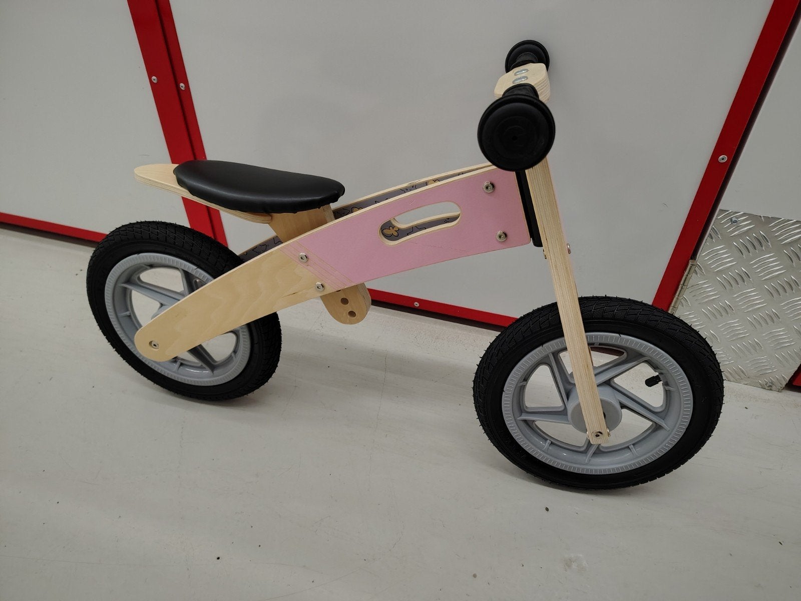 Zo goed als nieuwe houten loopfiets met luchtbanden