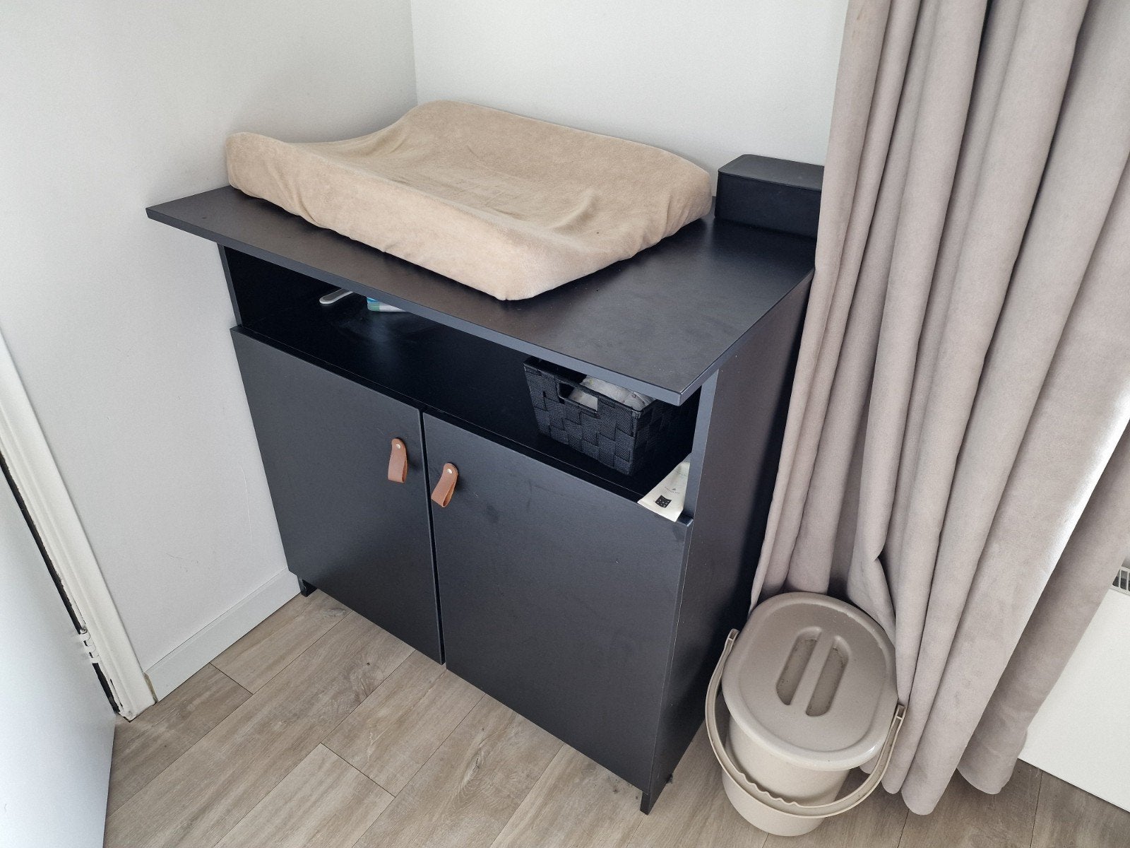 Zwarte commode, Ophalen, 50 tot 70 cm, Zo goed als nieuw, 75 tot 100 cm