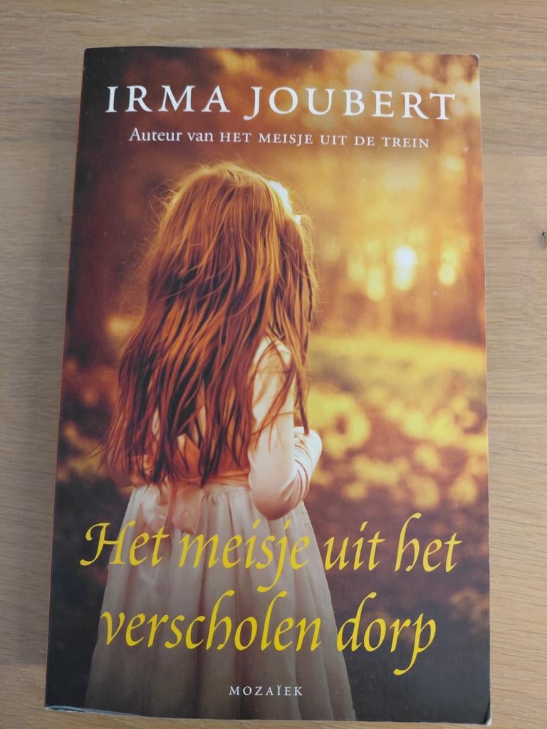 Het meisje uit het verscholen dorp - Irma Joubert, Ophalen of Verzenden, Zo goed als nieuw, Irma Joubert, Nederland