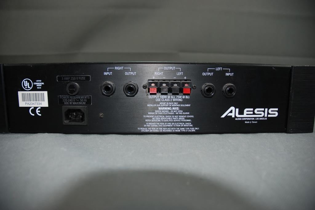 Alesis Versterker met flightcase RA100    <230504>, Gebruikt, ., Ophalen of Verzenden, 50 tot 100 watt