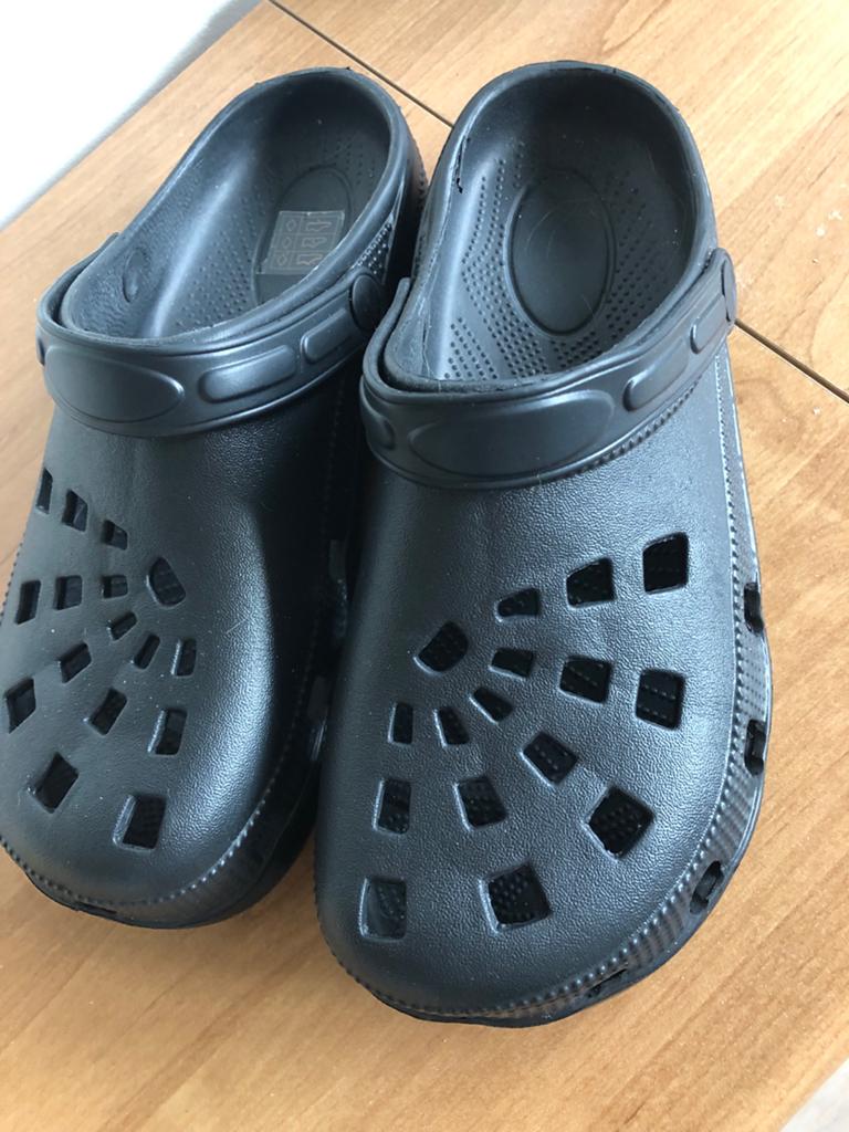 Nieuwe zwarte soort Crocs, maat 38/39, Slippers, Zwart, Nieuw, Ophalen of Verzenden