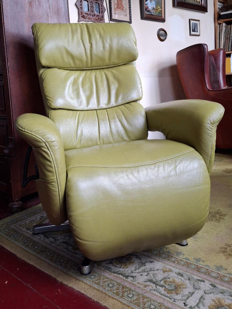 Comfortabele moderne sta-op-stoel / relaxstoel, olijfgroen, Huis en Inrichting, Fauteuils, Ophalen, Gebruikt, 75 tot 100 cm, 75 tot 100 cm
