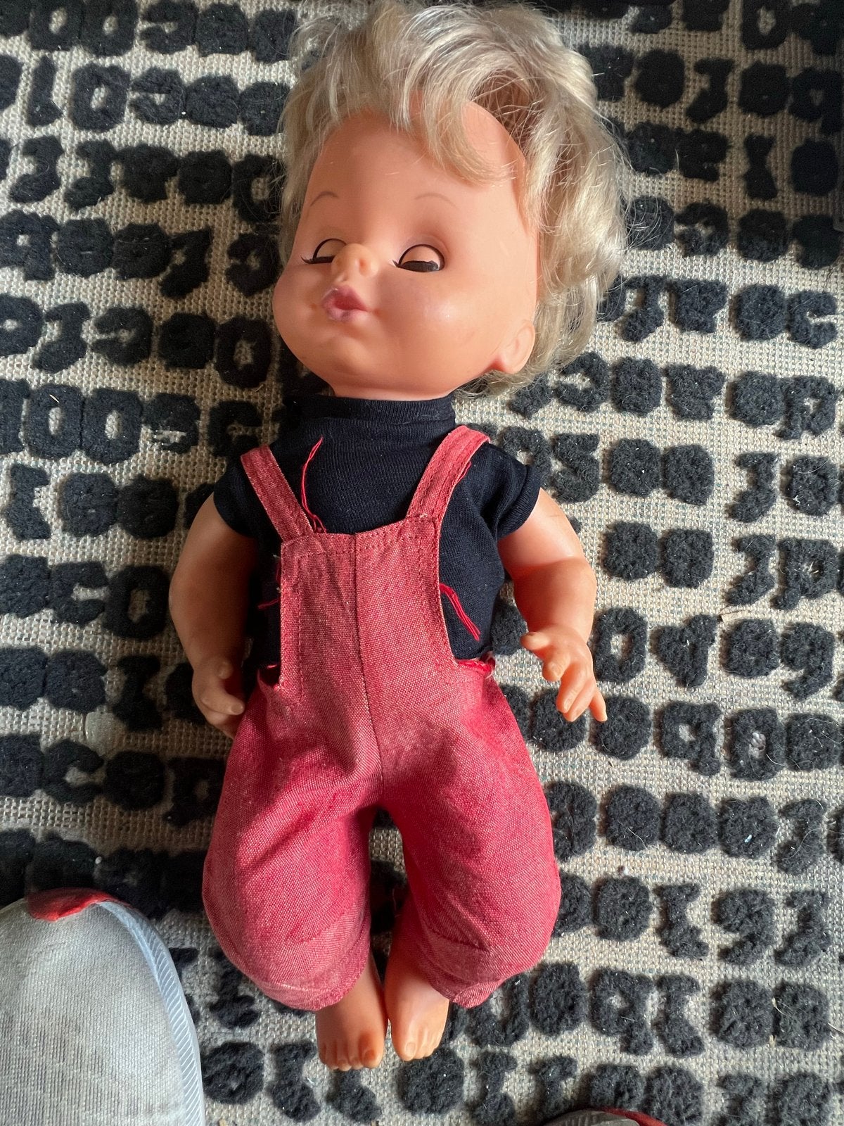 Vintage Babypop met blond haar en rode tuinbroek, Ophalen of Verzenden, Gebruikt, Babypop